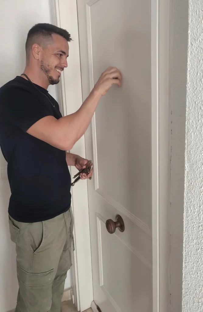 Carlos, cerrajero profesional en Playa de San Juan, trabajando en una puerta